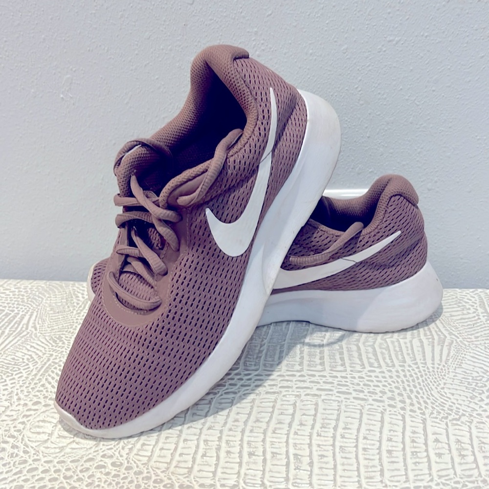 Nike size 6 Mauve Rose color